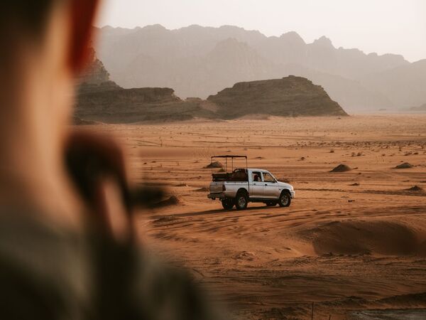 How to Drive Safely on a Road Trip to Jordanian Deserts